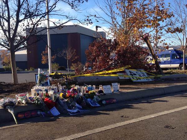 la-me-ln-paul-walker-fans-gather-at-fatal-cras-004